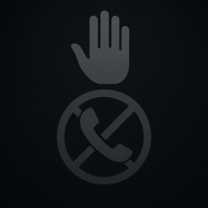 Visuel sombre inspiré du Seigneur des Anneaux, représentant une main levée en signe d’arrêt au-dessus d’un combiné téléphonique barré, symbolisant le blocage complet des appels et messages indésirables.