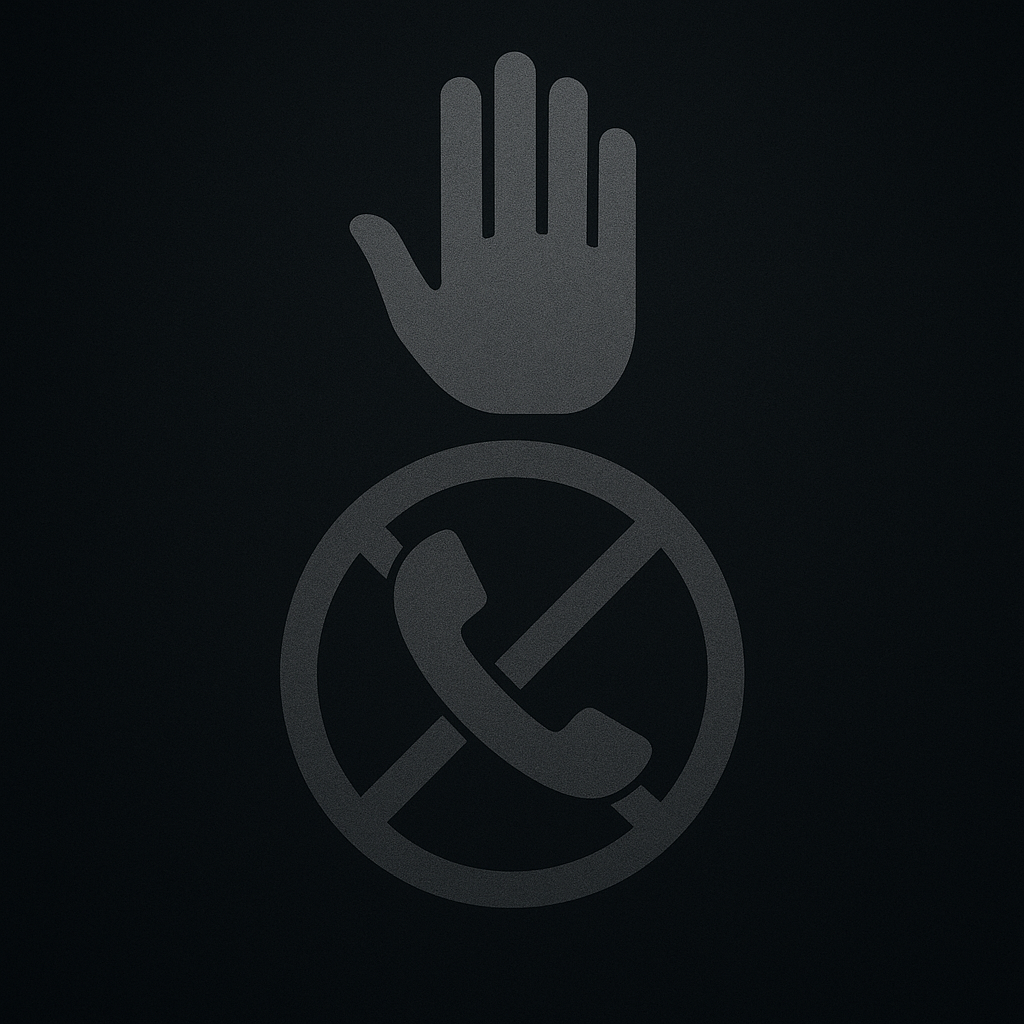 Visuel sombre inspiré du Seigneur des Anneaux, représentant une main levée en signe d’arrêt au-dessus d’un combiné téléphonique barré, symbolisant le blocage complet des appels et messages indésirables.